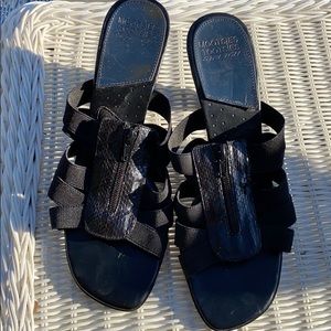 Mootsie Tootsie black sandals sz 10
